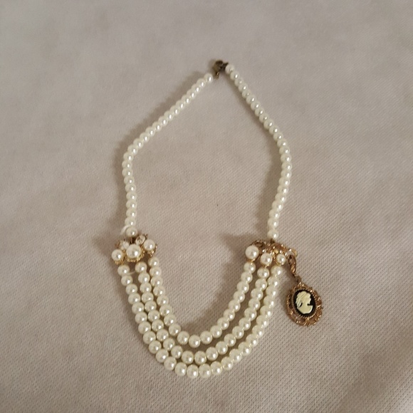 Jewelry - Faux Pearl Necklace